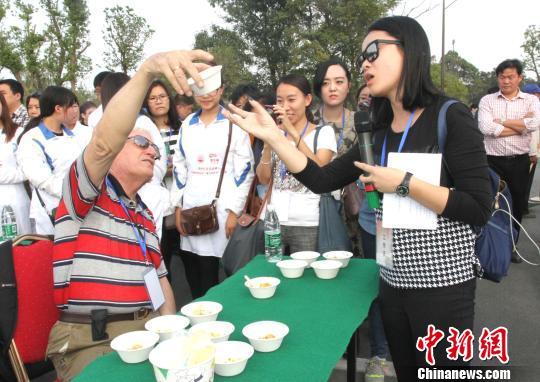 圖為外國(guó)友人品嘗揚(yáng)州炒飯?！〈藜衙鳌z