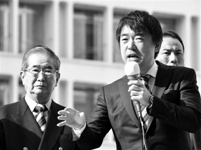 29日，日本著名極右翼分子石原慎太郎（左）和新生代右翼政客橋下徹在東京街頭演講拉票。