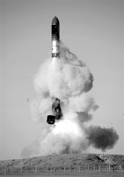 　2007年6月15日，俄羅斯在哈薩克斯坦的軍事場(chǎng)地試射一枚“RS-20”導(dǎo)彈。尚未有媒體公布新型固