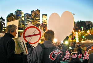 　14日，在美國(guó)首都華盛頓白宮外，民眾舉行燭光集會(huì)，悼念當(dāng)日康涅狄格州桑迪胡克小學(xué)槍擊案遇難者，呼吁