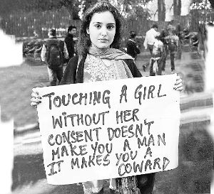 一名印度女孩抗議強(qiáng)奸暴行。