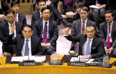 1月22日，紐約，中國常駐聯(lián)合國代表李保東舉手贊成通過對朝鮮制裁決議。