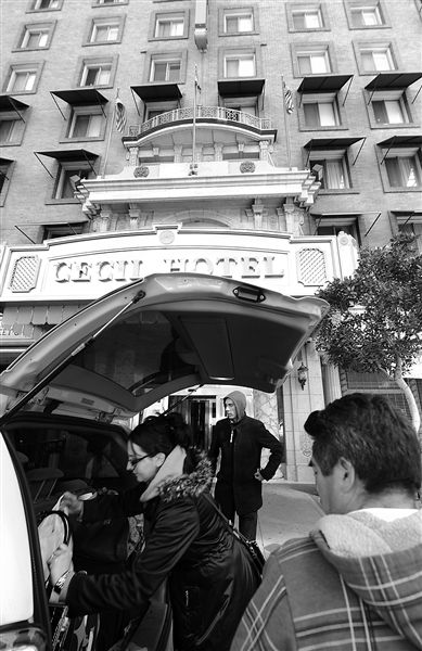 20日，美國洛杉磯，塞西爾酒店房客薩拜娜乘出租車離開酒店。由于擔(dān)心水質(zhì)受到污染，目前已有27戶房客離開塞西爾酒店。