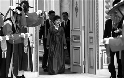 2月25日，韓國首爾，韓國首位女總統(tǒng)樸槿惠身著傳統(tǒng)韓服出席晚宴。