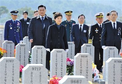 26日，韓國總統(tǒng)樸槿惠參加“天安”艦事件3周年紀念活動，悼念在事件中身亡的韓國士兵。