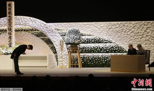 “3·11”東日本大地震兩周年紀(jì)念追悼?jī)x式在東京舉行，日本明仁天皇與皇后、首相安倍晉三出席