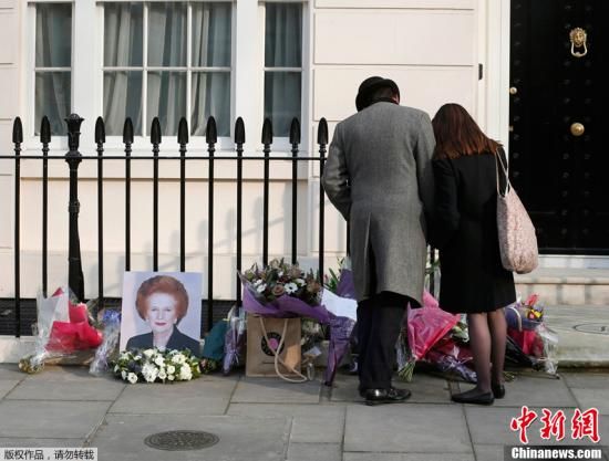 當(dāng)?shù)貢r間2013年4月8日，英國倫敦，民眾在英國前首相撒切爾夫人位于倫敦的住所前進行悼念活動。