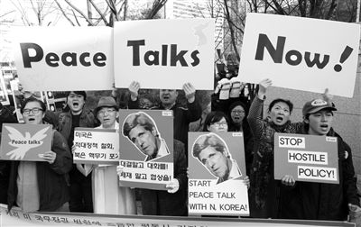 4月12日，韓國示威者在該國國防部前手持克里畫像，反對韓美軍演，要求克里前往朝鮮尋求和平談判。