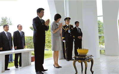 25日，緬甸仰光，安倍偕妻子參拜“二戰(zhàn)陣亡日軍墓”。圖/CFP