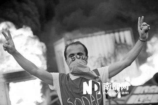 5月31日，土耳其示威者在伊斯坦布爾市中心的塔克西姆廣場抗議政府拆除加濟(jì)公園的計(jì)劃。