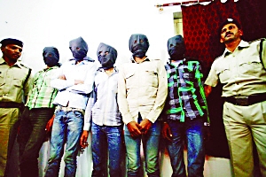 印度一個特別法庭20日宣布，判處卷入瑞士女游客遭輪奸案的6名男子終身監(jiān)禁。檢方對判決結果感到滿意，但表示不排除被告上訴可能。