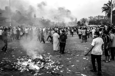 7月27日,在埃及首都開(kāi)羅,穆?tīng)栁髦С终咄辣┚彀l(fā)生沖突。新華社發(fā)