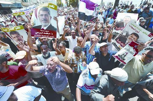 16日，穆爾西的支持者進(jìn)行“憤怒的星期五”大游行，抗議軍方清場行動造成嚴(yán)重人員傷亡。