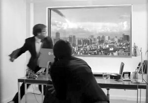 超高清屏幕上出現(xiàn)隕石撞擊城市樓群的場景，蒙在鼓里的求職者以為發(fā)生了真實的末日災難