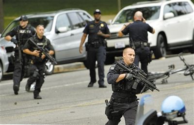 3日,案發(fā)現(xiàn)場,持槍警察在奔跑。