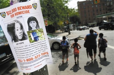 2013年7月23日，貼在紐約街頭的征詢線索傳單，這天是“希望寶寶”被發(fā)現(xiàn)遇害的日子，每年這天警方都