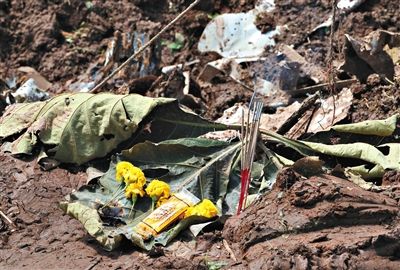 失事現場,有人擺上鮮花放上香燭表示悼念。