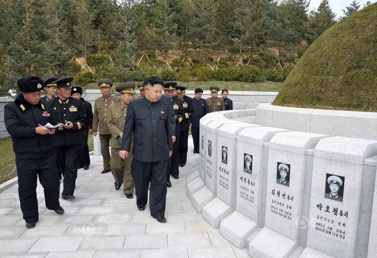 原文配圖：金正恩前往烈士墓拜祭。