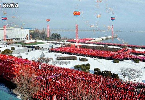 朝鮮元山市金日成金正日銅像揭幕 金正恩送花籃 朝鮮元山市金日成金正日銅像揭幕 金正恩送花籃