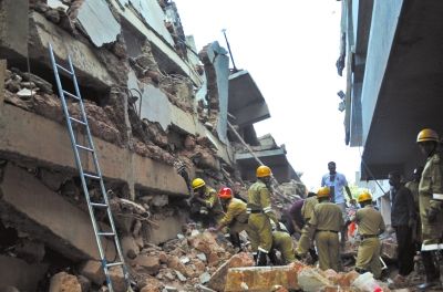 4日，印度卡納科納，救援人員正在搜尋被掩埋的幸存者和遇難者遺體。圖/東方IC