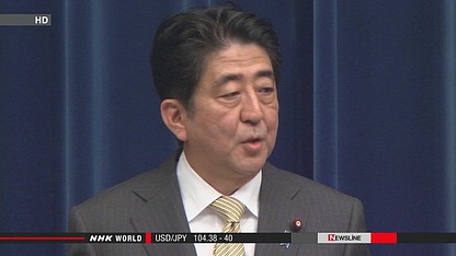 日本首相安倍晉三出發(fā)前往瑞士前接受記者采訪。