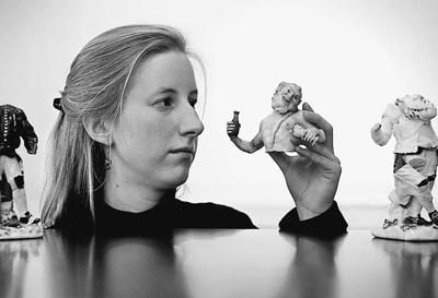 在英國倫敦，拍賣行員工展示邁森瓷器。