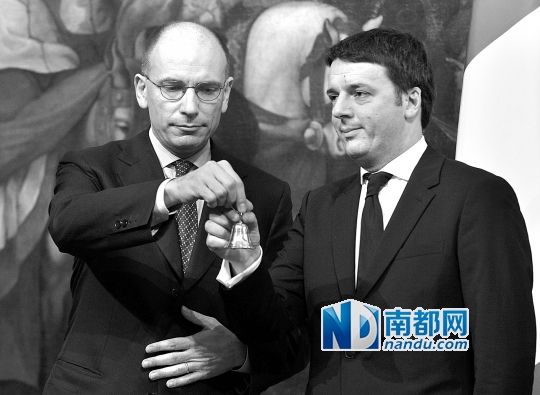 2月22日，在意大利羅馬總理府，新任總理馬泰奧·倫齊(右)與前任總理恩里科·萊塔舉行交接儀式。