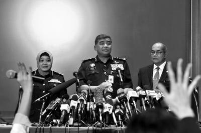 馬來(lái)西亞總警察長(zhǎng)答記者問(wèn)。記者陶冉 攝