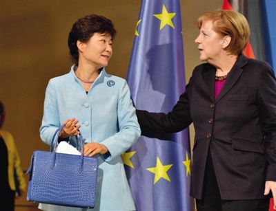 26日，默克爾與來訪的樸槿惠會(huì)晤。