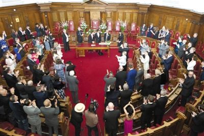 29日，倫敦，一對(duì)同性伴侶舉行結(jié)婚儀式。