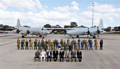 4月29日，參與搜尋馬航失聯(lián)客機的多國軍人和軍機在珀斯皮爾斯空軍基地合影。5月1日，馬航宣布搜尋進入新階段，重點將借助不同技術(shù)擴大海底搜尋。