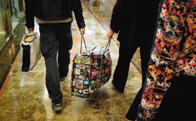 5月2日，馬航乘客家屬離開麗都飯店。當(dāng)日，麗都飯店二層家屬區(qū)正式關(guān)閉，大部分家屬返鄉(xiāng)。