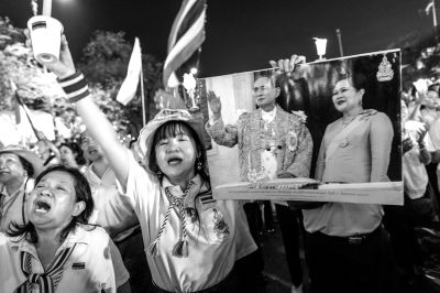 5日，泰國巴蜀府海濱度假勝地華欣，數萬民眾身穿國王的代表色“黃色”T恤，自發(fā)上街，口喊“國王萬歲”的口號。