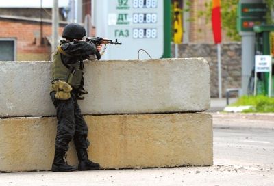 　5日，在烏東部城市斯拉維揚(yáng)斯克附近，一名烏克蘭士兵守衛(wèi)一處檢查站。