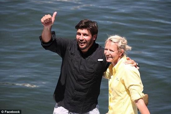 抵達(dá)邁阿密時(shí)，曼瑟驕傲地豎起了大拇指。