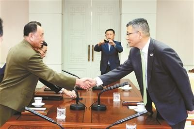 10月15日，韓國(guó)國(guó)防部國(guó)防政策室室長(zhǎng)柳濟(jì)升和朝鮮人民武裝力量部偵查總局局長(zhǎng)金英哲分別率團(tuán)出席板門(mén)店