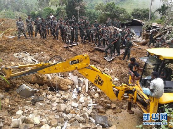 　10月29日，斯里蘭卡救援部隊抵達(dá)山體滑坡災(zāi)區(qū)展開救援。