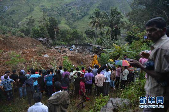 這張10月29日拍攝的照片顯示斯里蘭卡中部山體滑坡中幸存村民們正在被疏散。