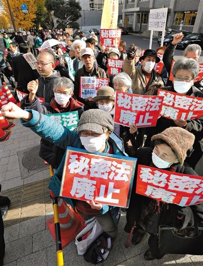 10日，日本東京，民眾聚集在首相官邸前，抗議當(dāng)天生效的《特定秘密保護(hù)法》。