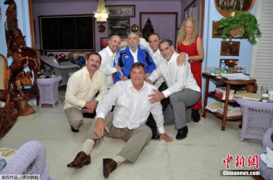 當?shù)貢r間2015年2月28日，古巴哈瓦那，古巴前領導人菲德爾·卡斯特羅接見被美國釋放的5名間諜合影。