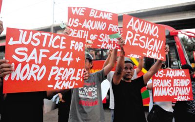 2月3日，菲律賓馬尼拉，民眾舉行示威游行悼念遇難的44名特警，并要求總統(tǒng)阿基諾下臺(tái)，對(duì)此次反恐行動(dòng)失敗負(fù)責(zé)。