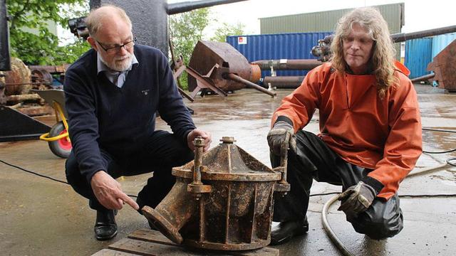 丹麥潛水員安德森（左）展示其打撈上來(lái)的U-78潛艇殘骸。