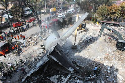 7月1日，搜救人員在印尼軍機(jī)墜毀現(xiàn)場(chǎng)進(jìn)行搜救和清理工作。