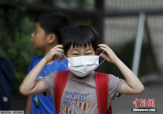 圖為當?shù)貢r間2015年6月8日，韓國未停課的學校，學生課前戴口罩測體溫。