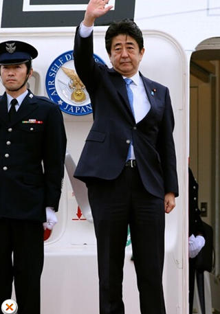 安倍在機(jī)場(chǎng)告別，面色凝重