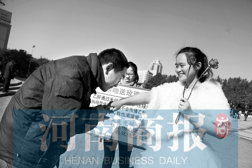 　一名男士上前，準(zhǔn)備親吻女孩的手