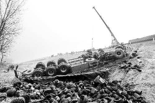 　一輛貨車沖開(kāi)護(hù)欄翻下高速，輪胎散落一旁