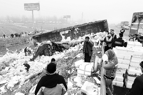 　京港澳高速長(zhǎng)葛段，又一輛拉蔬菜的車翻在路邊