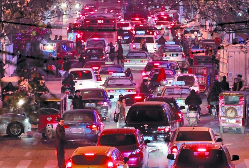 昨晚11點，二七廣場仍較擁堵。圖為東太康路在擁堵中。