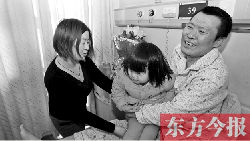 李剛患骨肉瘤急需手術(shù)，最放心不下的就是他的妻子、女兒